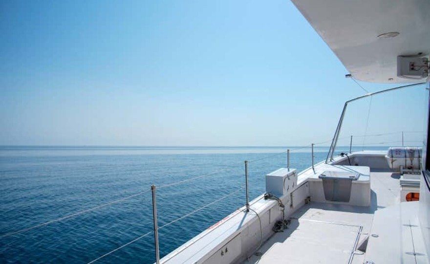 Paseo en catamarán con comida