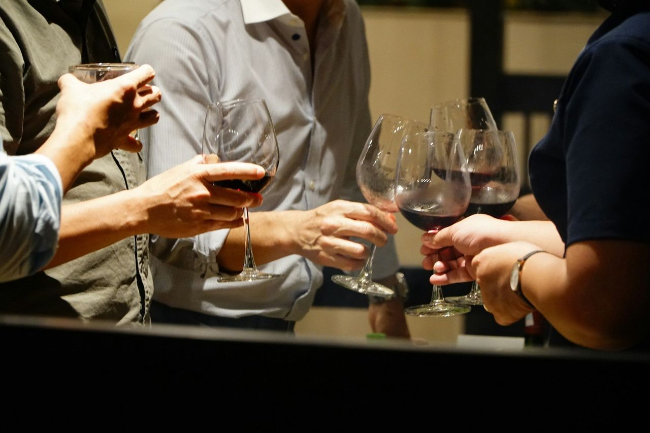 Cata de vinos. Foto: <a href="https://unsplash.com/@ivenory?utm_source=Hoy%20Apps&utm_medium=referral" target="_blank" rel="noopener">Ivenory</a> (<a href="https://unsplash.com/photos/people-toasting-with-glasses-of-red-wine-5tqlorcXgjE?utm_source=Hoy%20Apps&utm_medium=referral" target="_blank" rel="noopener">Unsplash</a>)