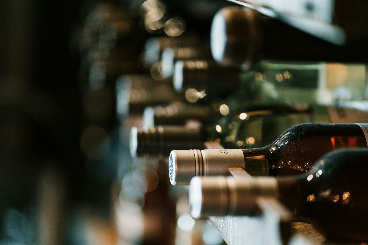 Cata de vinos. Foto: <a href="https://unsplash.com/@hermez777?utm_source=Hoy%20Apps&utm_medium=referral" target="_blank" rel="noopener">Hermes Rivera</a> (<a href="https://unsplash.com/photos/selective-focus-photography-of-bottles-aK6WGqxyHFw?utm_source=Hoy%20Apps&utm_medium=referral" target="_blank" rel="noopener">Unsplash</a>)