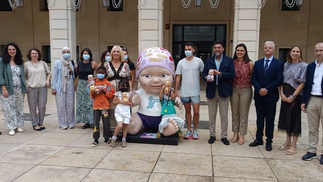 Baby Pelones gigantes llenan Alicante de solidaridad y color
