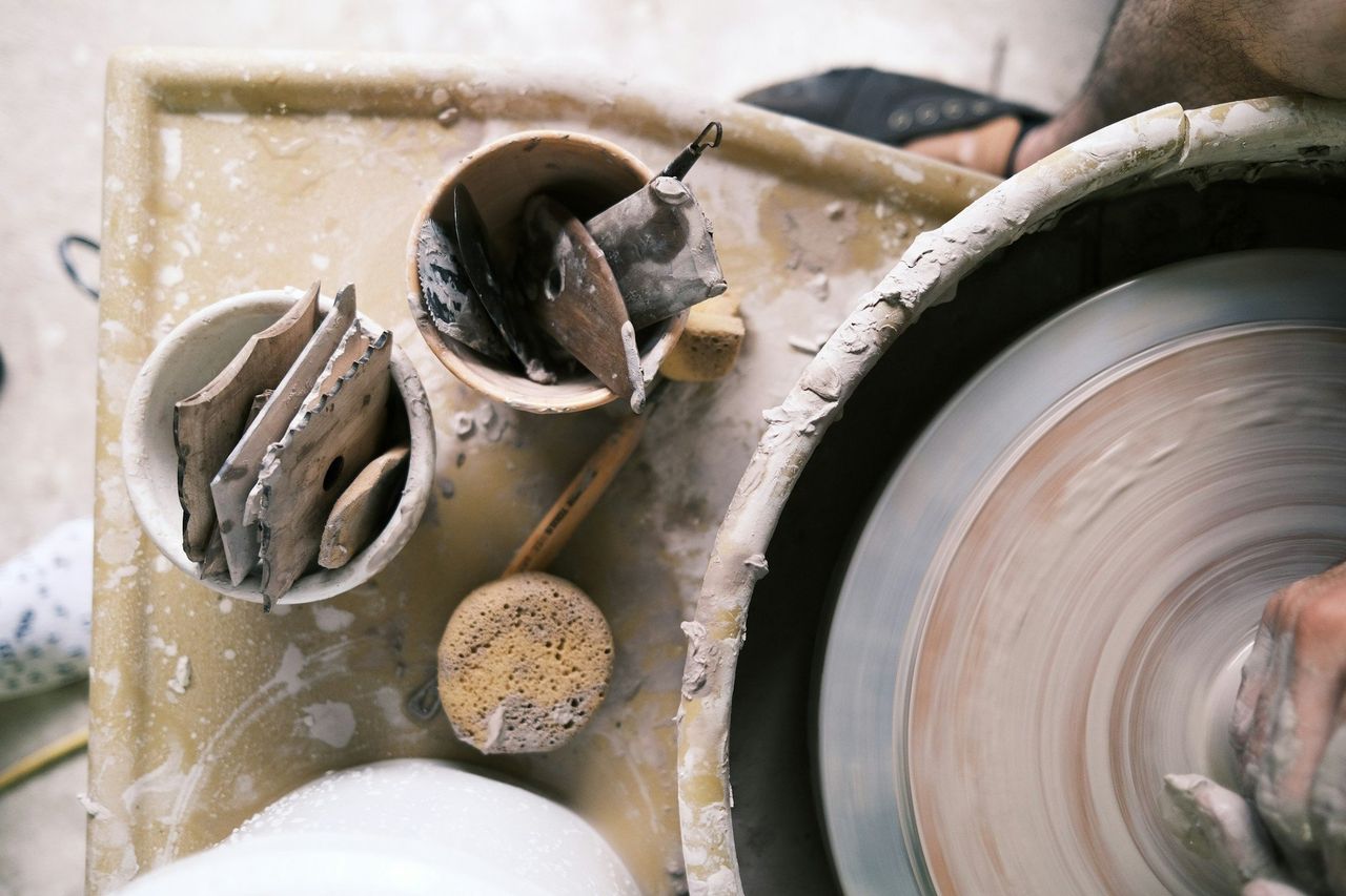 Cerámica artesanal. Foto: <a href="https://unsplash.com/@taylorheeryphoto?utm_source=Hoy%20Apps&utm_medium=referral" target="_blank" rel="noopener">Taylor Heery</a> (<a href="https://unsplash.com/photos/pottery-wheel-with-clay-and-tools-ZSgWcW70cTs?utm_source=Hoy%20Apps&utm_medium=referral" target="_blank" rel="noopener">Unsplash</a>)