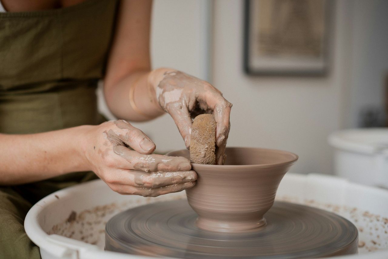 Cerámica artesanal. Foto: <a href="https://unsplash.com/@lauratommphoto?utm_source=Hoy%20Apps&utm_medium=referral" target="_blank" rel="noopener">Laura Tommasina</a> (<a href="https://unsplash.com/photos/hands-shaping-clay-on-a-pottery-wheel-5fO9grtkVYo?utm_source=Hoy%20Apps&utm_medium=referral" target="_blank" rel="noopener">Unsplash</a>)