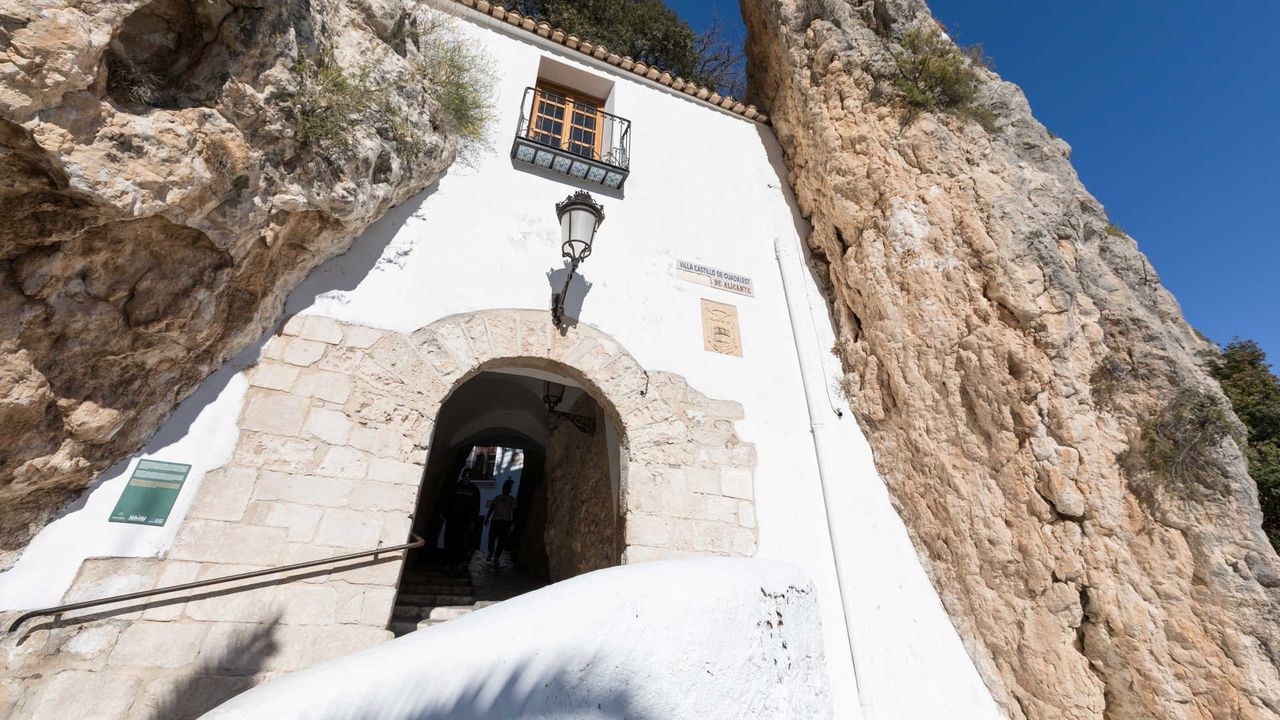 Una excursión entre pueblo medieval y baño en paraje natural