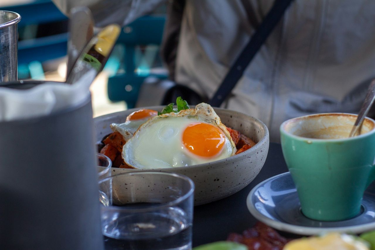 Plato de brunch. Foto: <a href="https://unsplash.com/@guxlherme?utm_source=Hoy%20Apps&utm_medium=referral" target="_blank" rel="noopener">Guilherme G</a> (<a href="https://unsplash.com/photos/a-table-topped-with-plates-of-food-and-cups-of-coffee-R76Cz-eoxFE?utm_source=Hoy%20Apps&utm_medium=referral" target="_blank" rel="noopener">Unsplash</a>)
