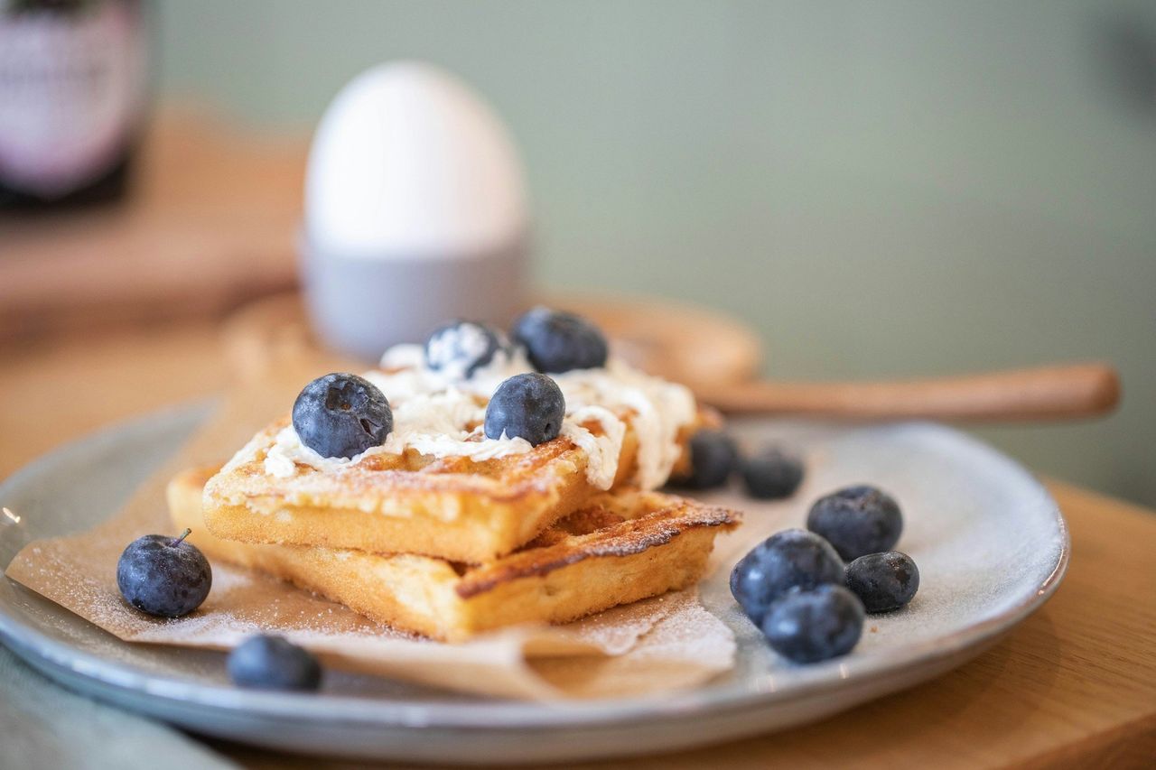 Plato de brunch. Foto: <a href="https://unsplash.com/@bet_ti_na_1986?utm_source=Hoy%20Apps&utm_medium=referral" target="_blank" rel="noopener">Bettina Kunz</a> (<a href="https://unsplash.com/photos/pancakes-with-blue-berries-on-white-ceramic-plate-FejVf5WTpck?utm_source=Hoy%20Apps&utm_medium=referral" target="_blank" rel="noopener">Unsplash</a>)