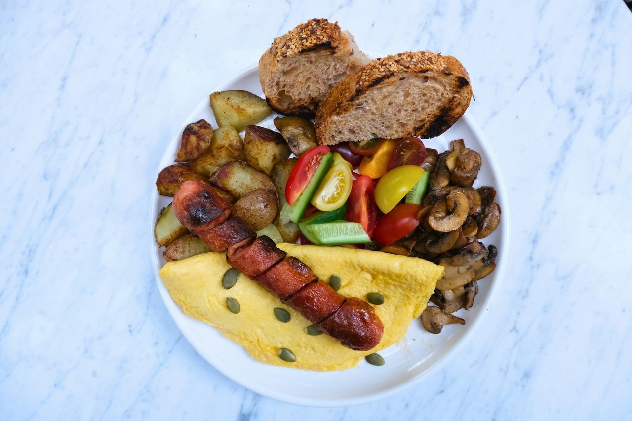 Plato de brunch. Foto: <a href="https://unsplash.com/@gaiacoffee?utm_source=Hoy%20Apps&utm_medium=referral" target="_blank" rel="noopener">Gaia&Co</a> (<a href="https://unsplash.com/photos/a-plate-of-food-including-sausage-vegetables-and-bread-z5vDrzIktYk?utm_source=Hoy%20Apps&utm_medium=referral" target="_blank" rel="noopener">Unsplash</a>)