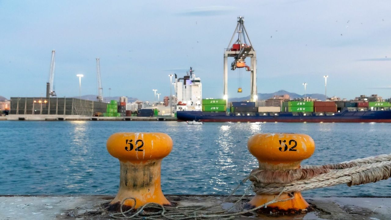 Alicante estrena la I Travesía Uniendo Faros con cinco recorridos en aguas abiertas