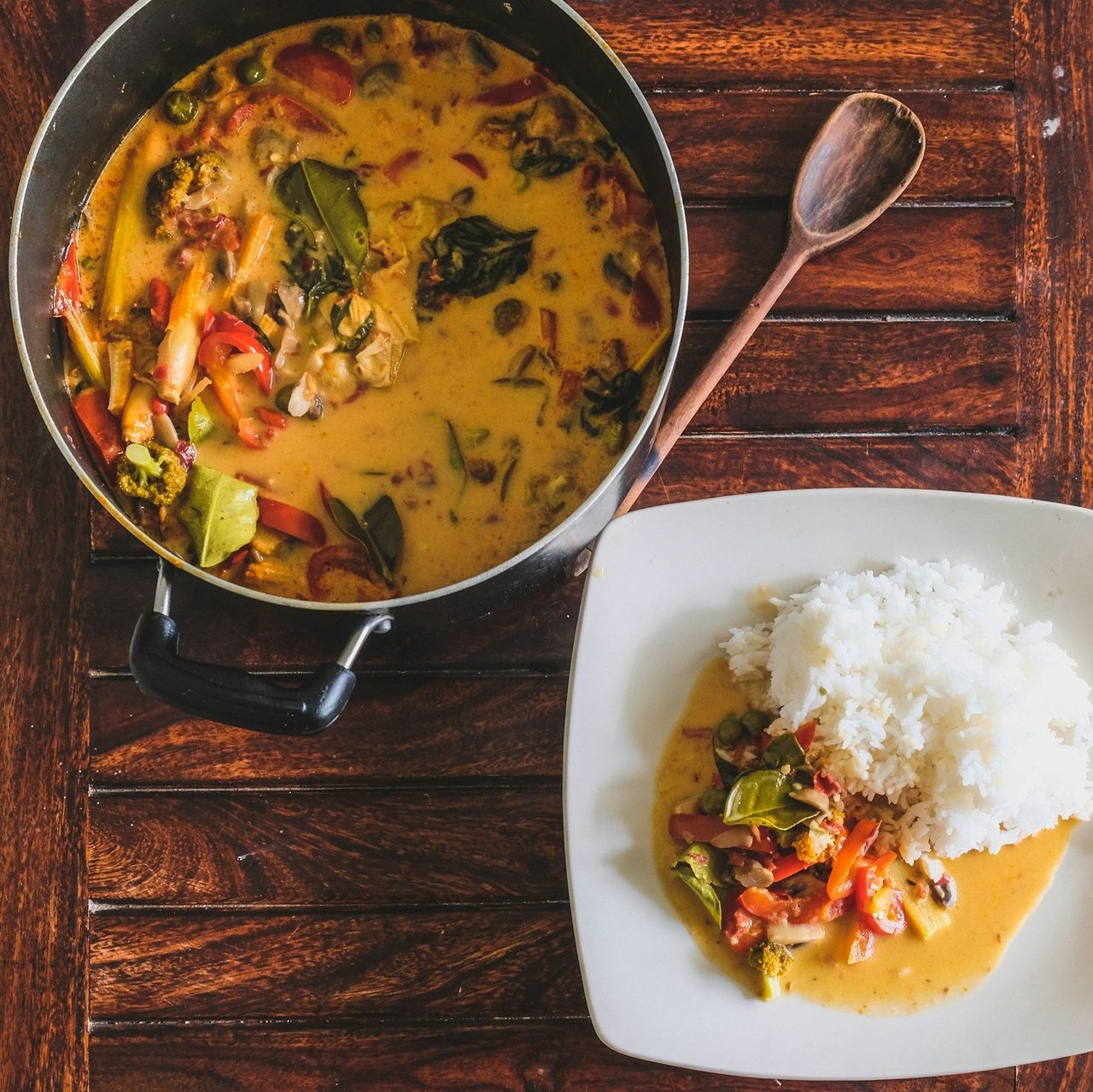 Curry tailandés. Foto: <a href="https://unsplash.com/@ittina?utm_source=Hoy%20Apps&utm_medium=referral" target="_blank" rel="noopener">Mahadev Ittina</a> (<a href="https://unsplash.com/photos/soup-with-vegetable-on-white-ceramic-bowl-beside-stainless-steel-spoon-thrL1vpNO9U?utm_source=Hoy%20Apps&utm_medium=referral" target="_blank" rel="noopener">Unsplash</a>)