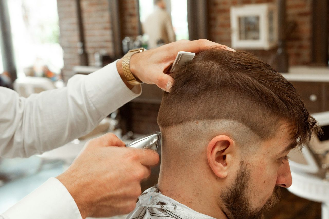 Corte de pelo clásico. Foto: <a href="https://unsplash.com/@demoya?utm_source=Hoy%20Apps&utm_medium=referral" target="_blank" rel="noopener">Michael DeMoya</a> (<a href="https://unsplash.com/photos/man-in-white-dress-shirt-cutting-hair-of-man-Q82AM6BWBPM?utm_source=Hoy%20Apps&utm_medium=referral" target="_blank" rel="noopener">Unsplash</a>)