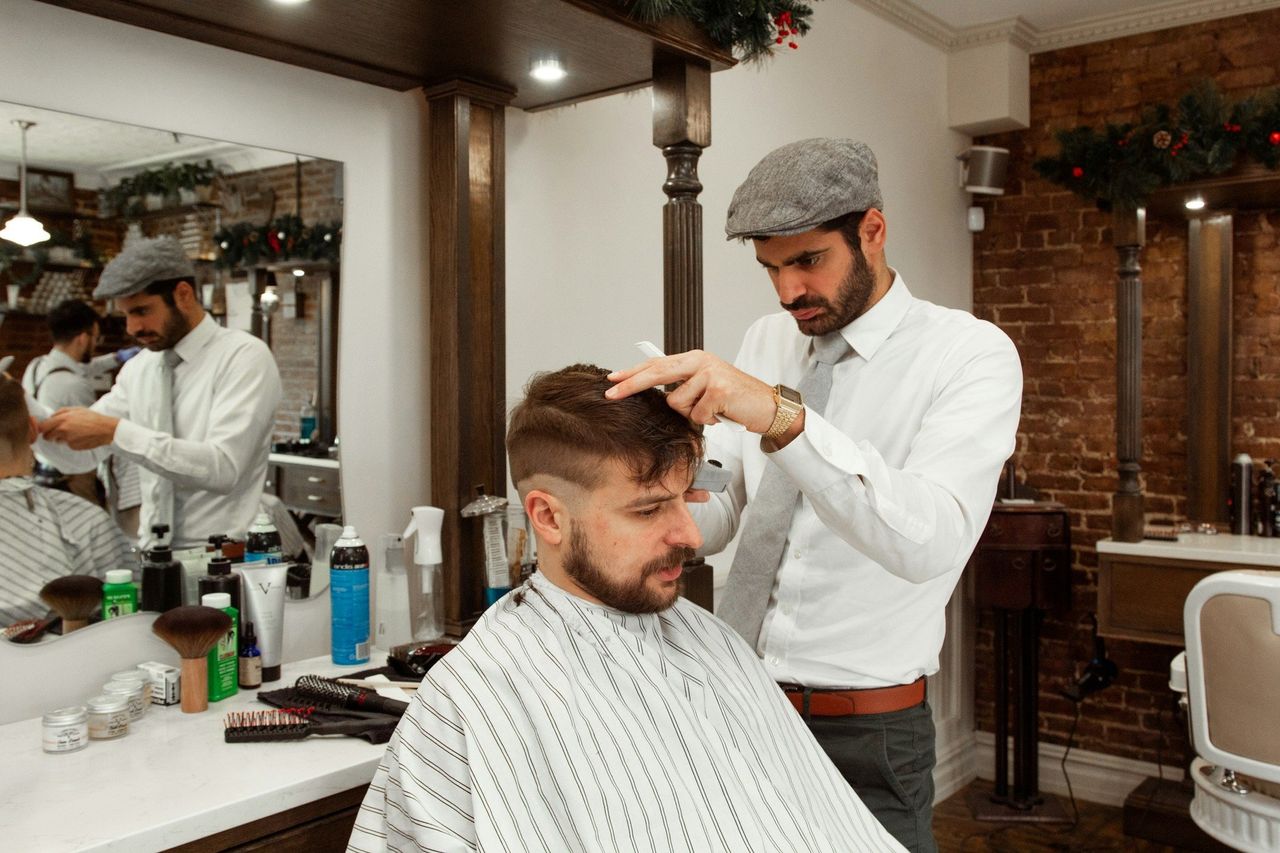 Corte de pelo clásico. Foto: <a href="https://unsplash.com/@demoya?utm_source=Hoy%20Apps&utm_medium=referral" target="_blank" rel="noopener">Michael DeMoya</a> (<a href="https://unsplash.com/photos/man-in-white-dress-shirt-cutting-hair-of-man-J99pG-3RHwc?utm_source=Hoy%20Apps&utm_medium=referral" target="_blank" rel="noopener">Unsplash</a>)