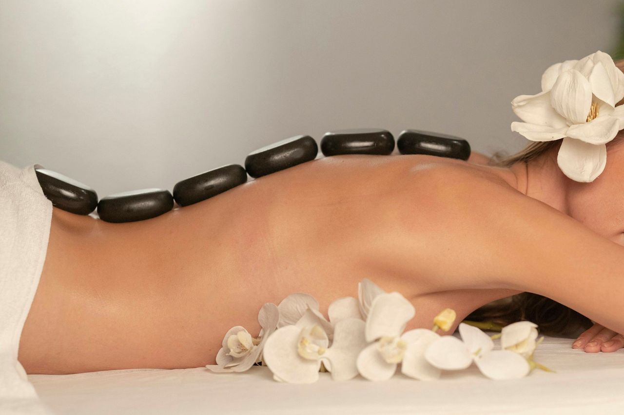 Masaje de spa. Foto: <a href="https://unsplash.com/@enginakyurt?utm_source=Hoy%20Apps&utm_medium=referral" target="_blank" rel="noopener">engin akyurt</a> (<a href="https://unsplash.com/photos/person-with-hot-stones-at-spa-ZbzYDboN7fg?utm_source=Hoy%20Apps&utm_medium=referral" target="_blank" rel="noopener">Unsplash</a>)