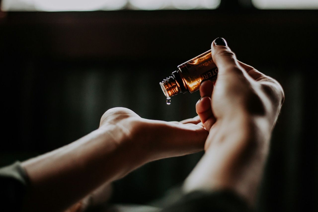 Masaje de spa. Foto: <a href="https://unsplash.com/@christinhumephoto?utm_source=Hoy%20Apps&utm_medium=referral" target="_blank" rel="noopener">Christin Hume</a> (<a href="https://unsplash.com/photos/person-holding-amber-glass-bottle-0MoF-Fe0w0A?utm_source=Hoy%20Apps&utm_medium=referral" target="_blank" rel="noopener">Unsplash</a>)