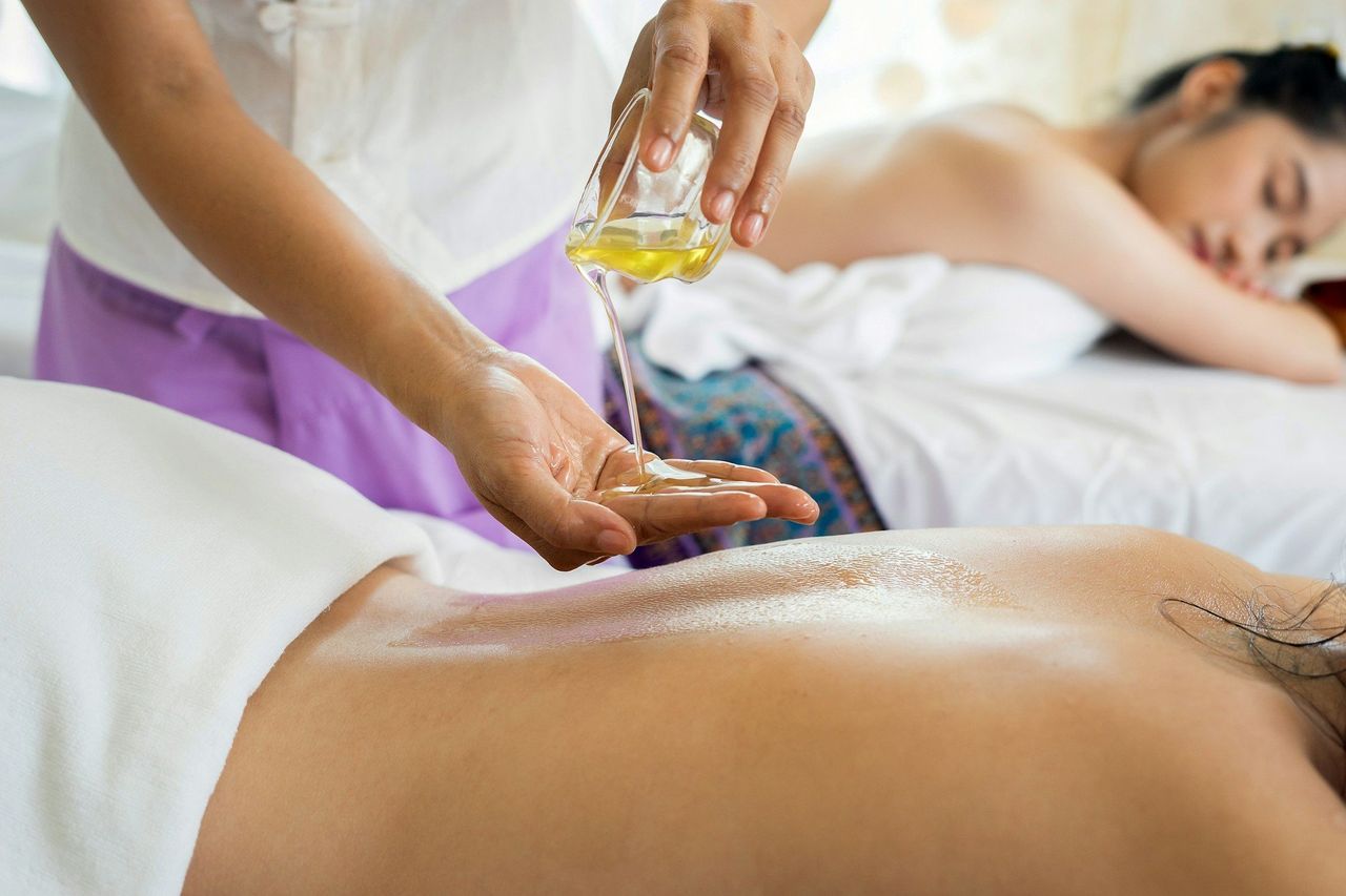 Masaje de spa. Foto: <a href="https://unsplash.com/@caishan119?utm_source=Hoy%20Apps&utm_medium=referral" target="_blank" rel="noopener">alan caishan</a> (<a href="https://unsplash.com/photos/woman-lying-with-prone-position-cU53ZFBr3lk?utm_source=Hoy%20Apps&utm_medium=referral" target="_blank" rel="noopener">Unsplash</a>)
